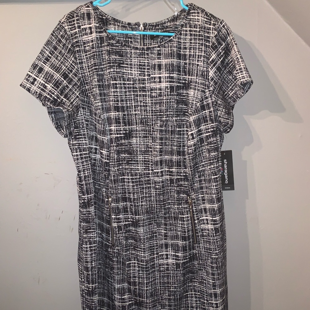 Short sleeve black and white dress